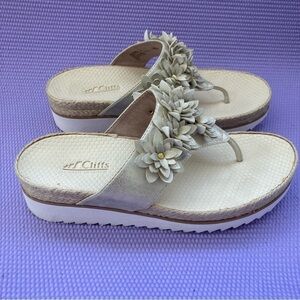 Cliffs White Mountain Estella Platform Thong Sandals Size 8M Metallic Floral